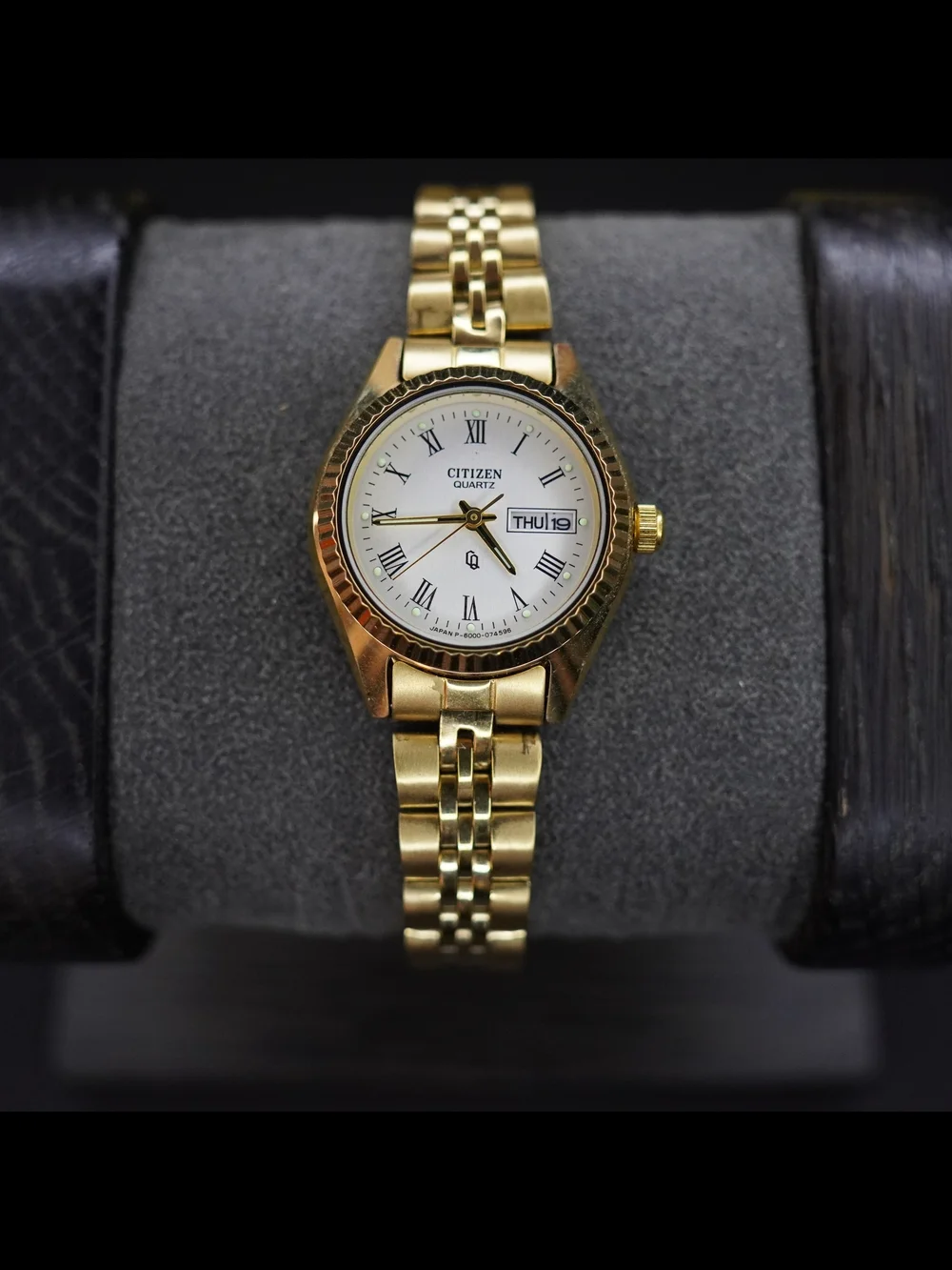 Vintage Citizen Quartz Day Date Gold Tone White Roman Dial Ladies Watch 6000-075